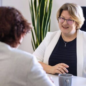 Svenja Bettiner im Kundengespräch am Schreibtisch