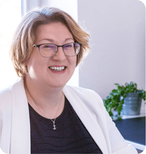 Svenja Bettinger im weißen Blazer Profil Blick nach rechts