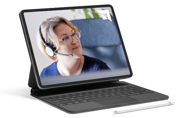 Svenja Bettiner mit Headset am Laptop Bildschirm